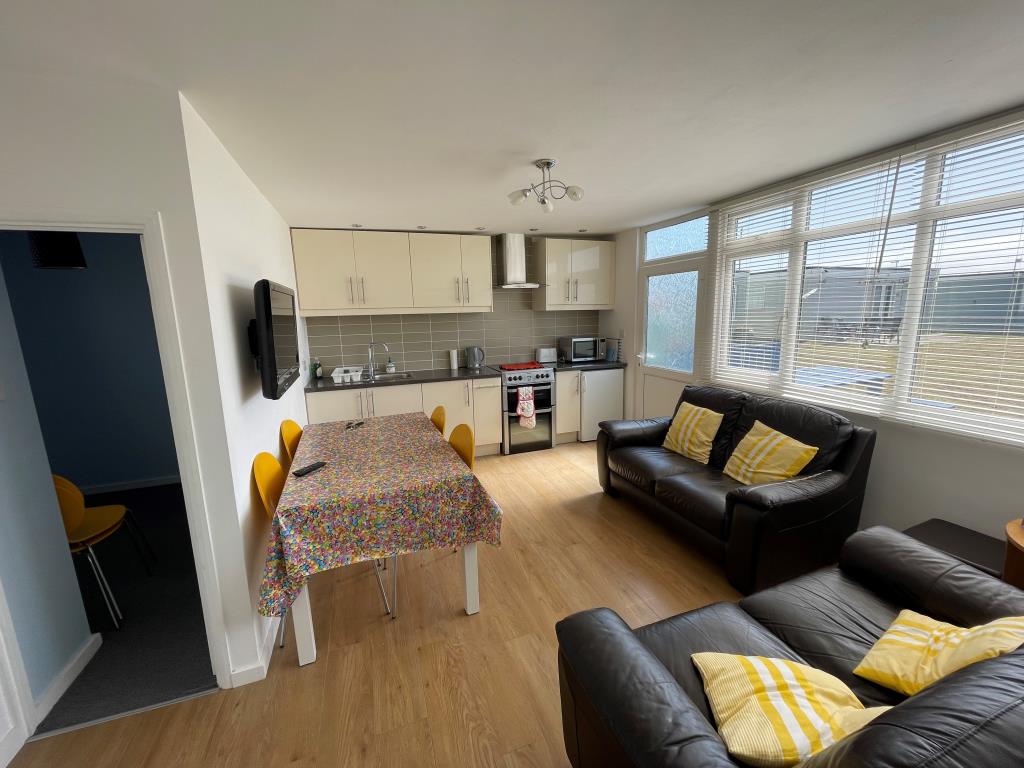 Lot: 137 - THREE-BEDROOM CHALET -